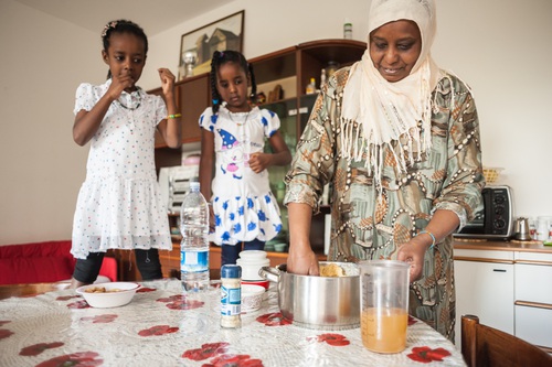 Samia Elata Elmahdi (SUDAN) - FALAFIL con CECI (blocco 1 int 3)(figlie Sara, Fatima, Moahamed). Calderara di Reno.