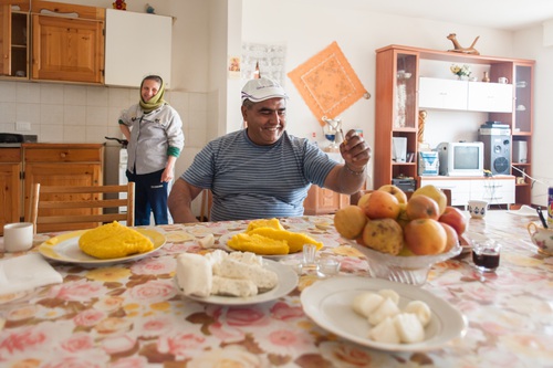 Progetto Viaggiare a Km 0; Gouceanu Bebe e Florica (ROMANIA) - (Blocco 1 int.11)Salsiccia (mititei) e polenta (mămăliga) e formaggio di pecora. Calderara