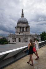 kissing* London